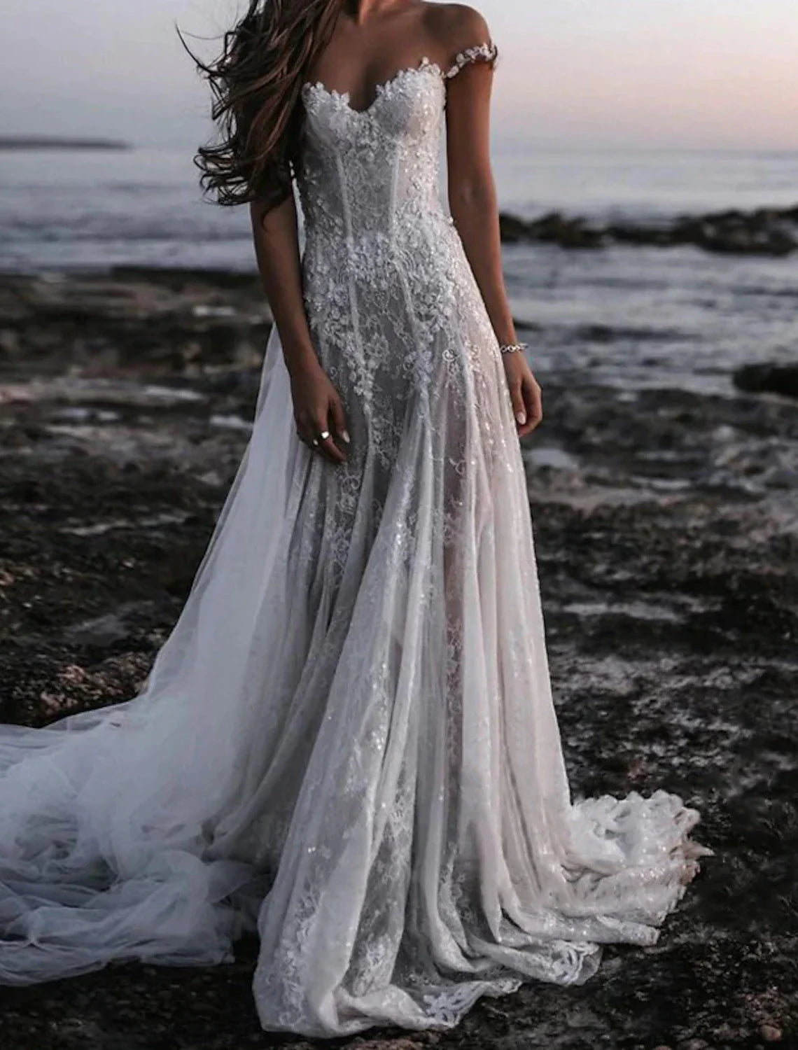 Beach Open Back Boho Wedding Dresses A-Line Off Shoulder Cap Sleeve Court Train Lace Bridal Gowns With Appliques Solid Color Satin Bridal Gown